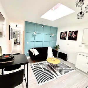 Vibrant 2 Bedroom Flat With Secure Private Parking Birmingham