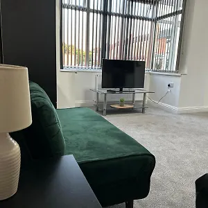 Shm Ensuite Great For Long Term & Short 15 Min Drive To Centre & Airport 5 Min Walk To Shops And Train Station 10 Mins To High Street Birmingham
